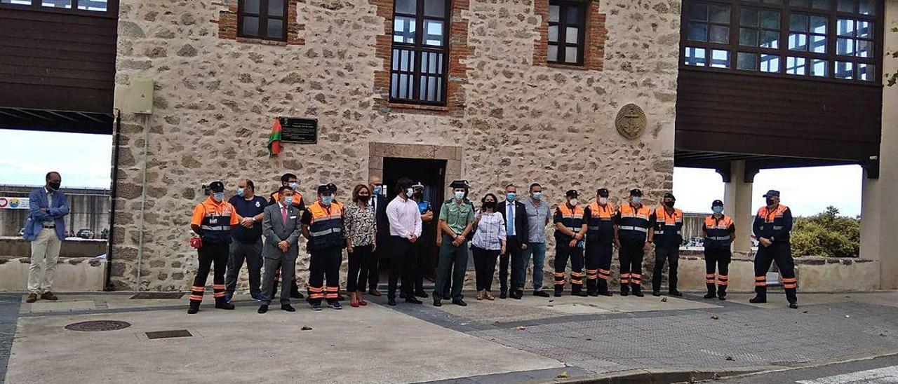 Un momento del homenaje a los miembros de Protección Civil en Llanes, en su sede de La Tijerina.