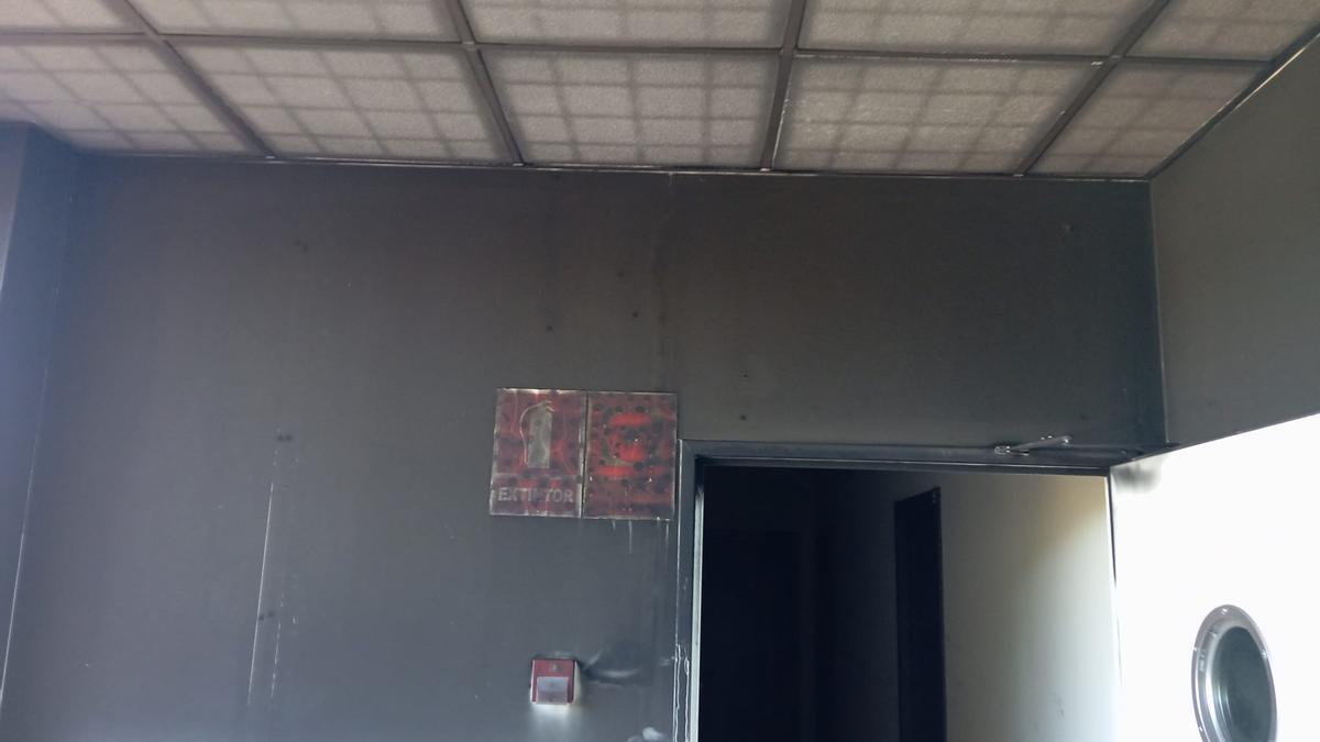 Una estancia de la primera planta del albergue de Vallada afectada por el incendio.