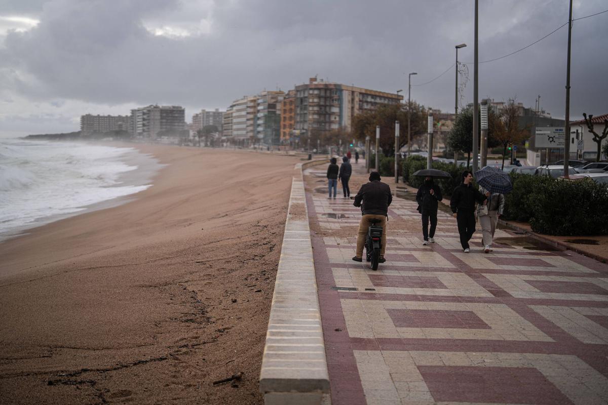 El temporal borra una parte del paseo marítimo de Blanes El temporal borra una parte del paseo marítimo de Blanes