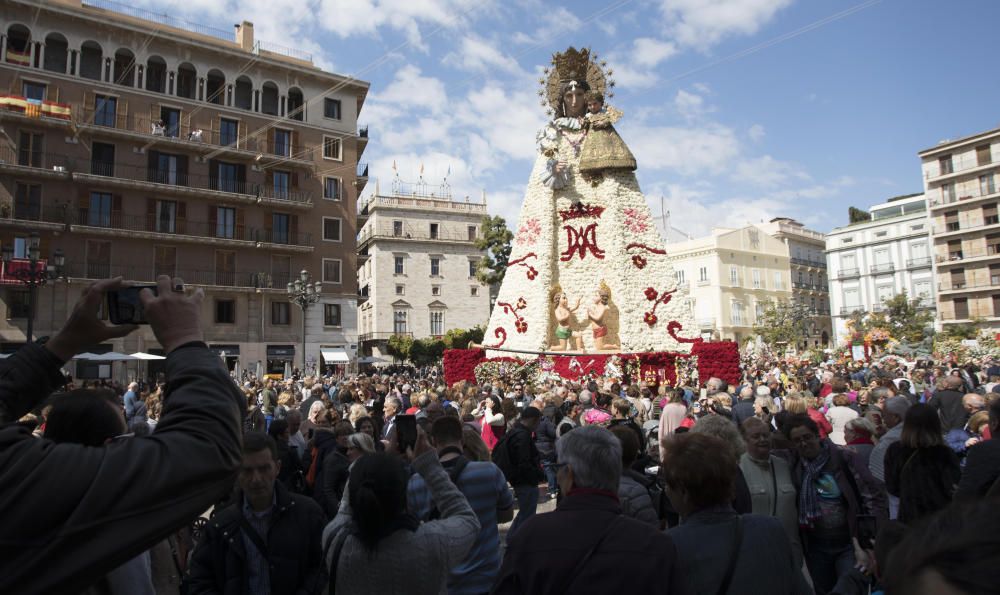 La Mare de Déu luce su manto en la Plaza de la Virgen