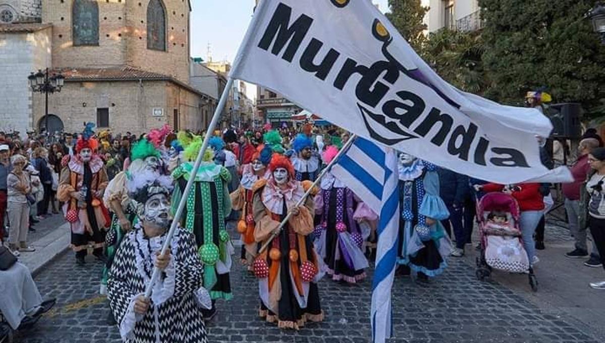 Los participantes recorren, entre colores y ambiente, las calles de Gandia en el Carnaval pasado