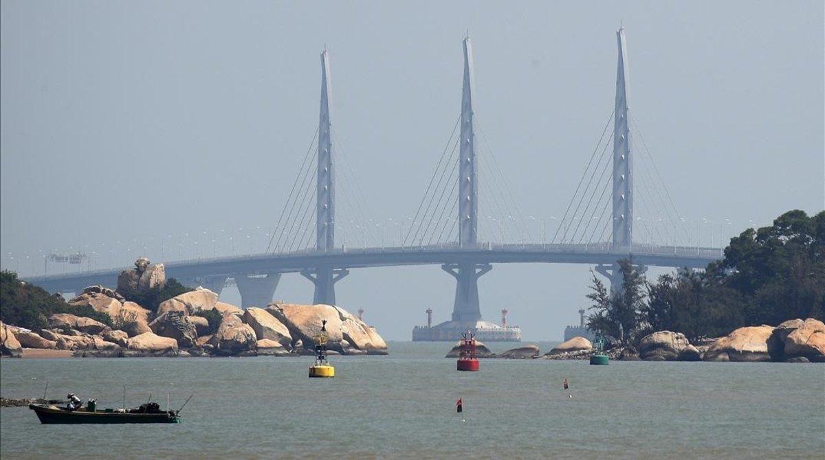 zentauroepp45563008 a fisherman works near the rock islands against the zhuhai m181023115633