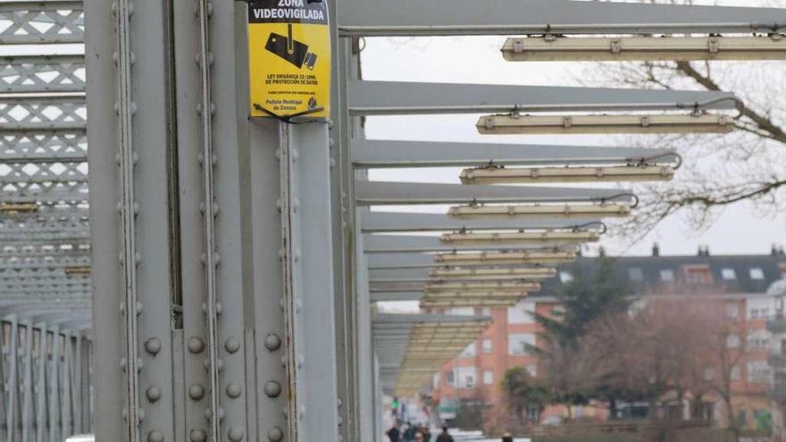 Carteles que avisan de videovigilancia en una de las entradas del Puente de Hierro.