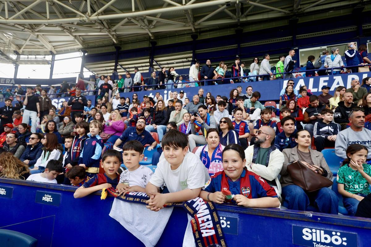 Entrenamiento a puertas abiertas del Levante UD en el Ciutat de ...