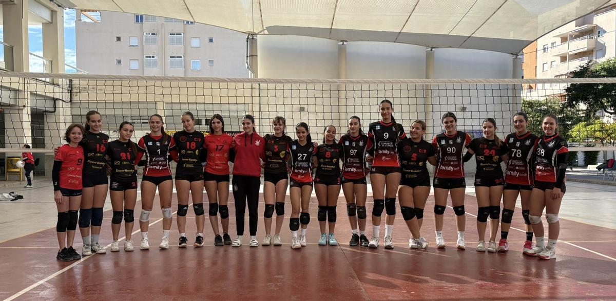 Las infantiles del CV Arenas Gandia y las del CV Xàtiva, antes del partido