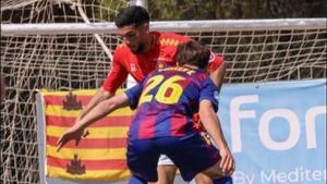 Guillem Víctor inenta cortar un avance de la SD Ibiza