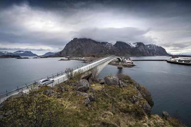 Puente de cemento al pueblo pesquero de Henningsvaer.