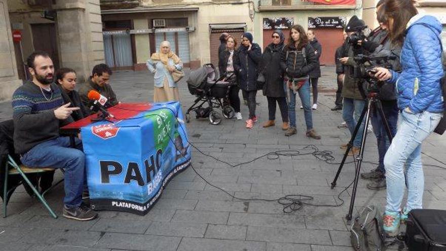 Sorinas, Chaymae i Zadik en roda de premsa, ahir al matí