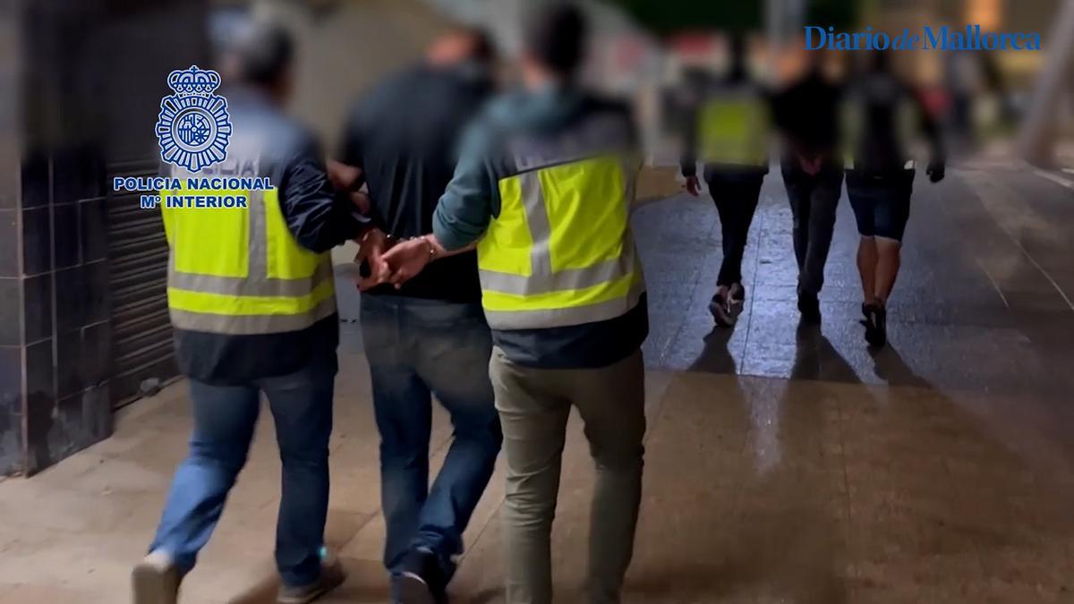 Sucesos en mallorca | Detenida una banda que ayudaba a turistas en los parkings de Palma para ver el pin antes de sustraerles las carteras