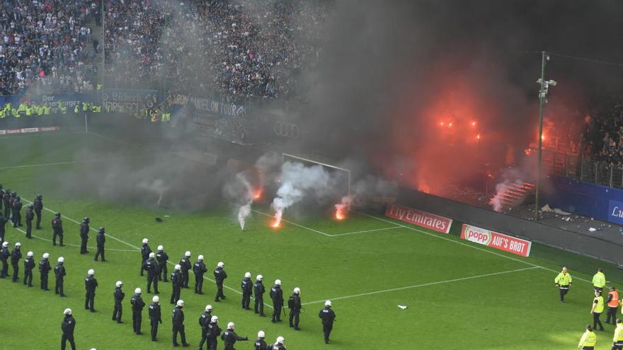 Los ultras llenan el césped de bengalas.