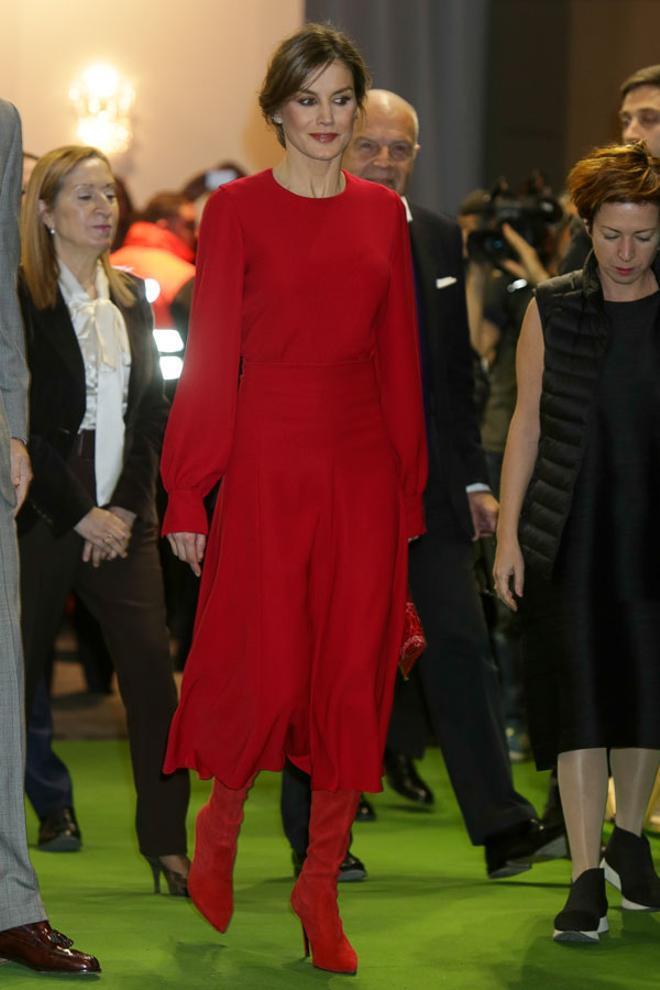 Letizia Ortiz en ARCO con falda, camisa roja y botas altas en rojo