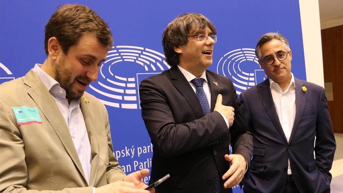 Carles Puigdemont, entre Toni Comín y Ramon Tremosa