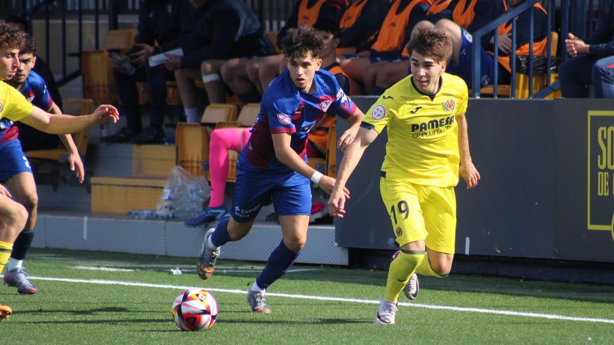 El extremo valenciano Luis Montes galopa por la banda en el partido Villarreal-Alzira.