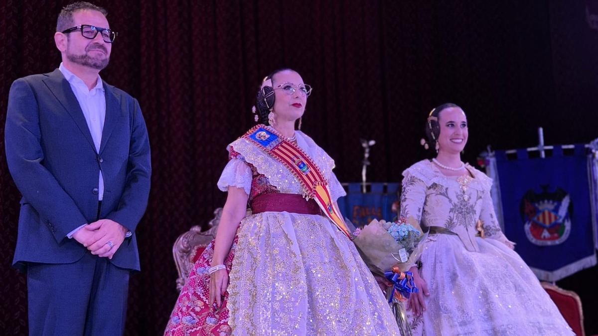 Representantes falleras de Sedaví con el alcalde.