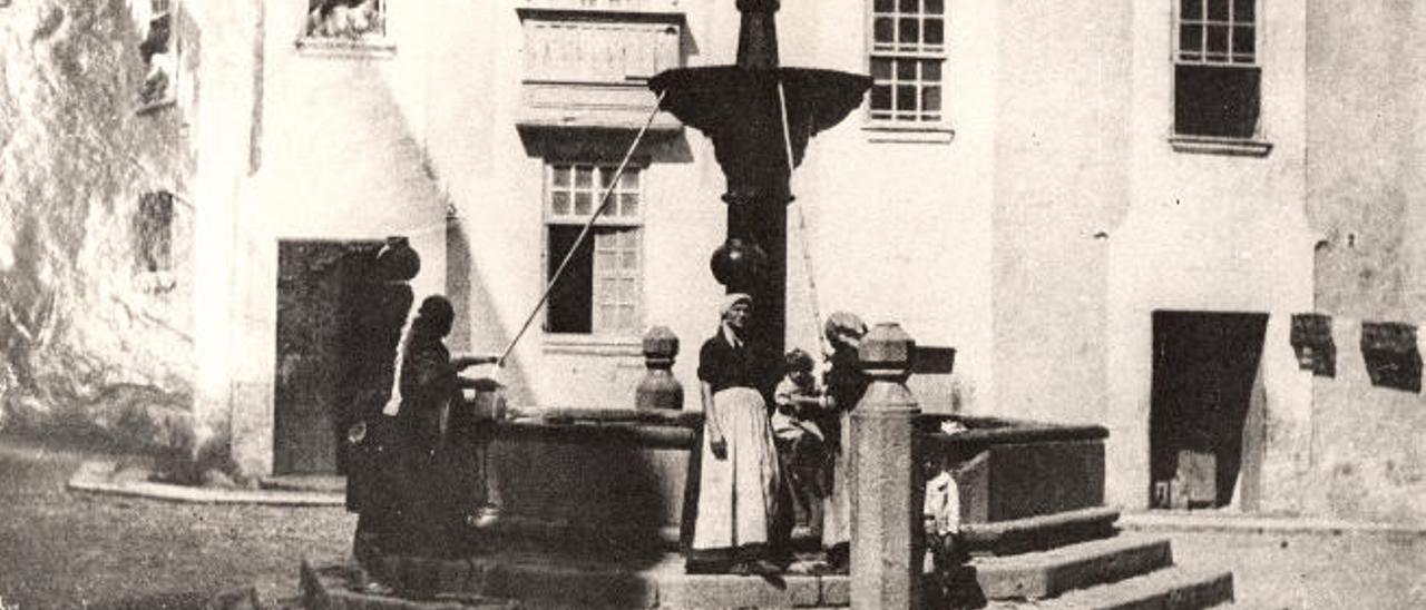 1895: Unas mujeres recogen agua en la fuente de la plaza del Pilar Nuevo.