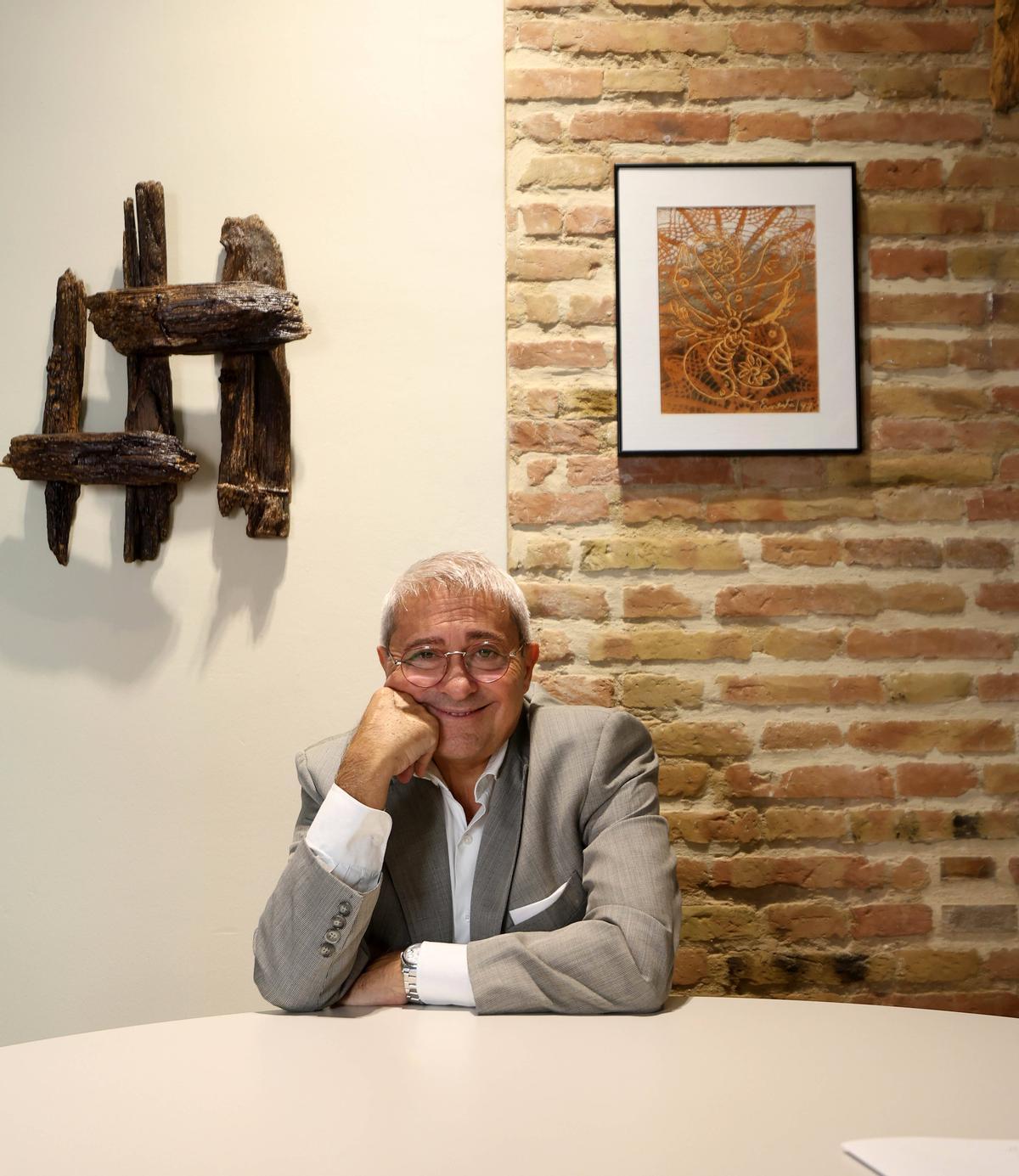 Eugenio Martin de la agencia de publicidad Arquetipo en su despacho.