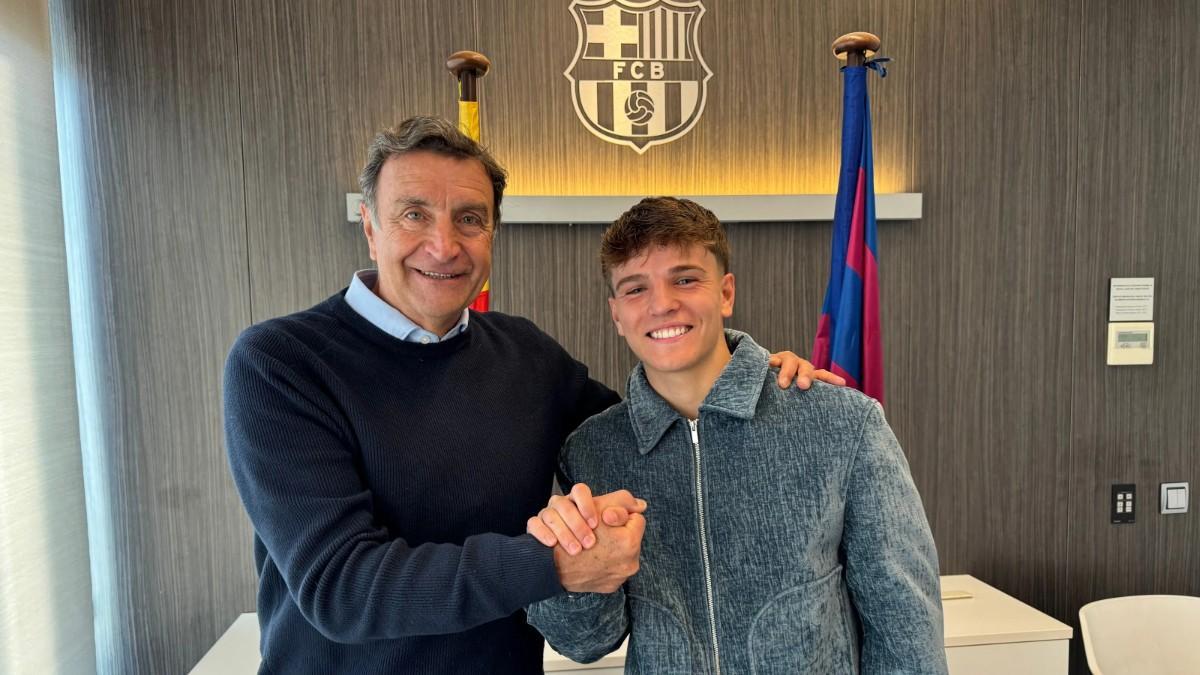 Juan Hernández, junto a Alexanco tras la firma de su contrato