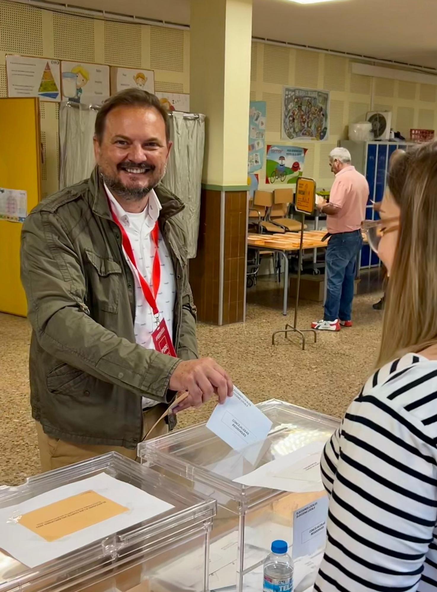 Vicent Zaragoz�, alcalde de Silla y candidato por el PSPV, que ha votado en el colegio electoral CEIP Reis Cat�lics.jpeg