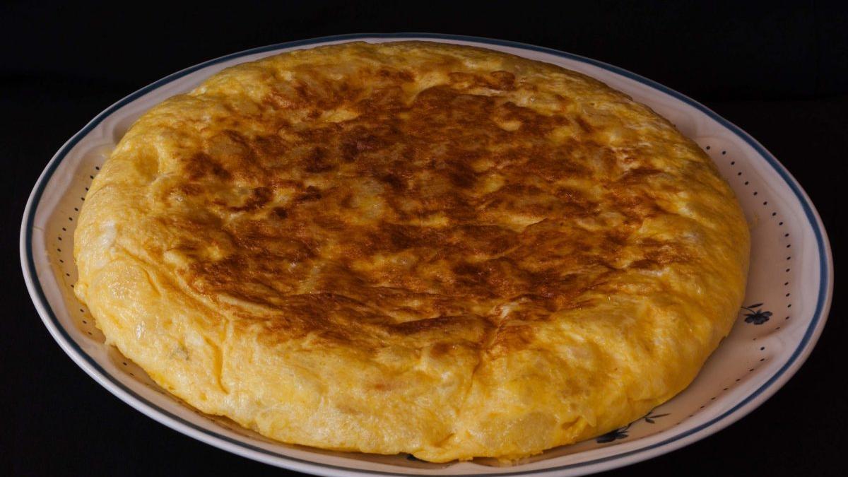 Sí, puedes hacer la tortilla de patatas en el microondas y queda igual de rica