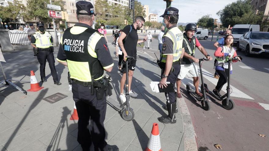 Agentes de la Policía Local de Palma, durante un control de patinetes en el Passeig Mallorca.
