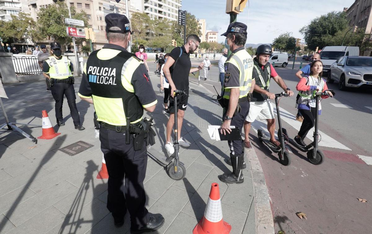 Agentes de la Policía Local de Palma, durante un control de patinetes en el Passeig Mallorca. | MANU MIELNIEZUK