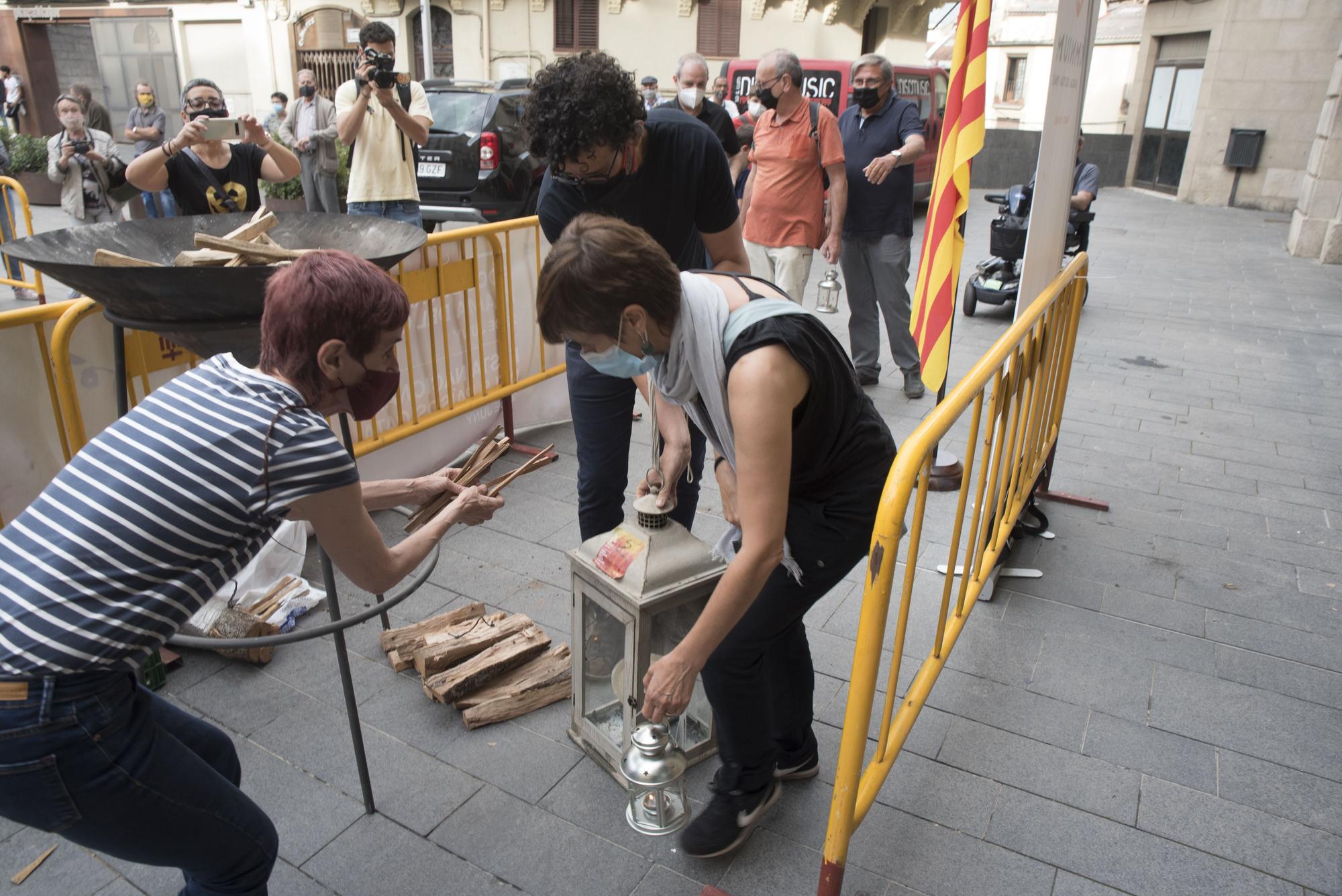 Un centenar de persones reben la Flama del Canigó