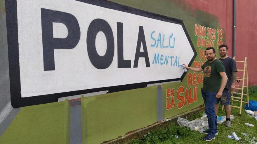 Fernando Argüelles rematando la parte central de grafiti, ayer, en Sama, con Chus Matos en segundo término. | M. Á. G.