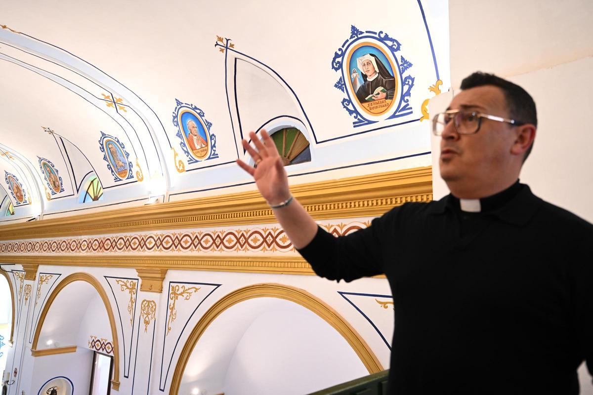 El sacerdote con algunas de sus obras más recientes en la iglesia de La Marina de Elche