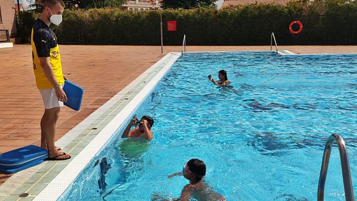 Arranca el turno de agosto de los cursos de natación de Carral | LA OPINIÓN