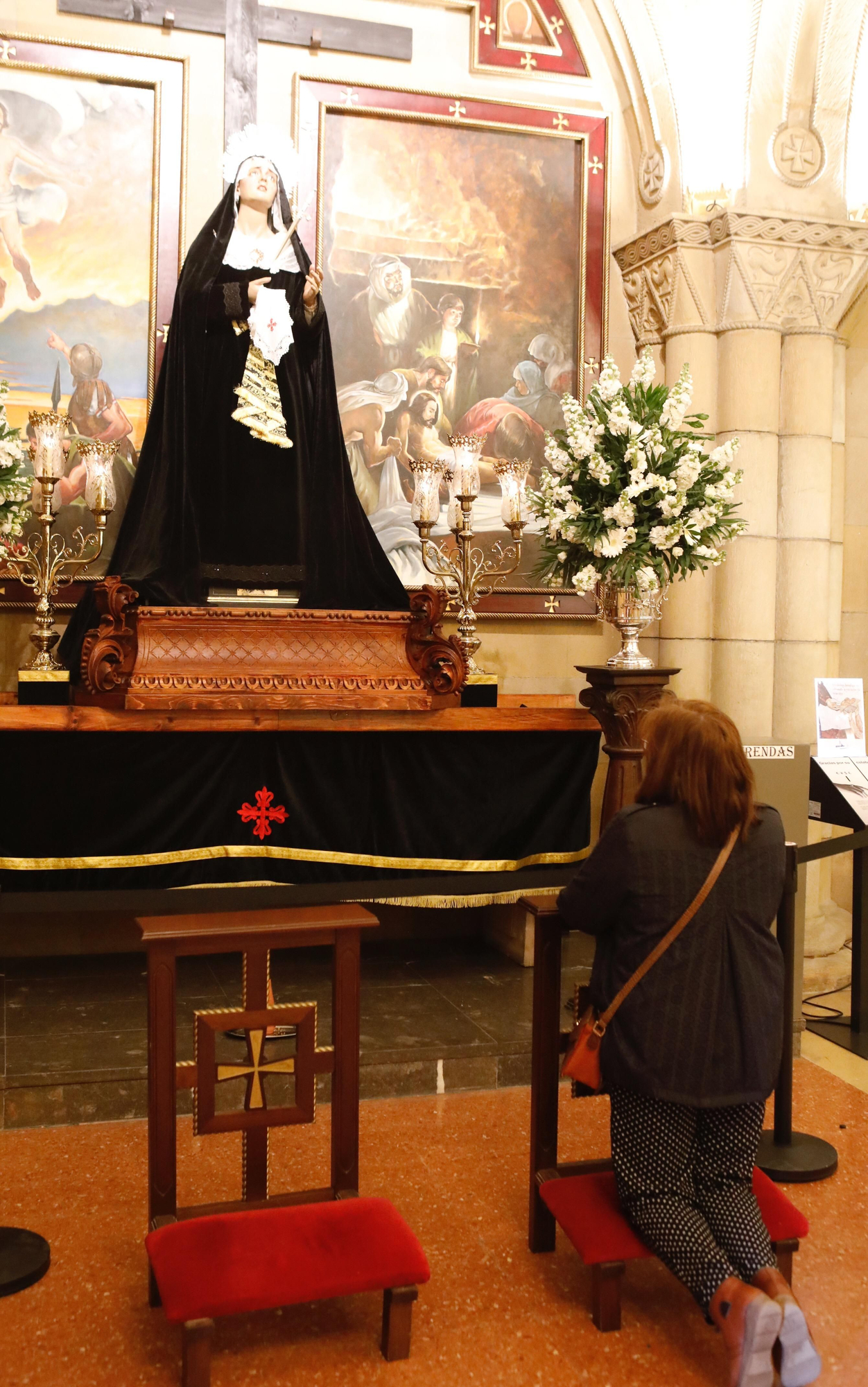 Celebración del Vía Crucis en la iglesia de San Pedro en Viernes Santo