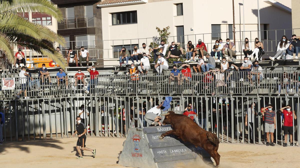 Celebración de bous en una plaza portátil en Vila-real, en septiembre del 2020.