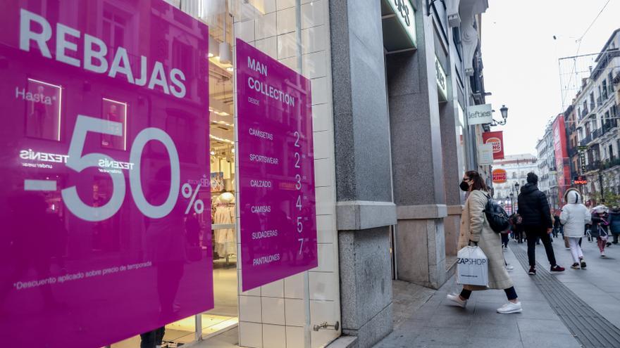 Una mujer entra en una tienda Lefties, a 7 de enero de 2022, en Madrid (España)
