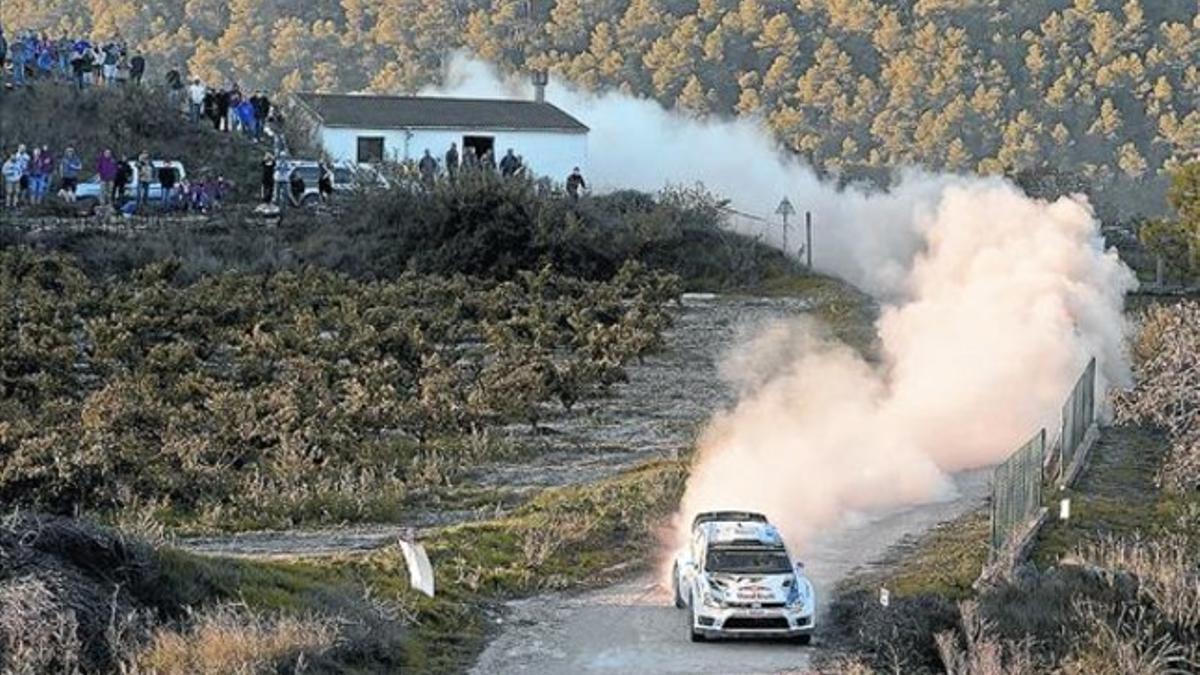 Ogier lleva su Volkswagen Polo al límite en Pesells, ayer en la segunda jornada del RallyRacc.