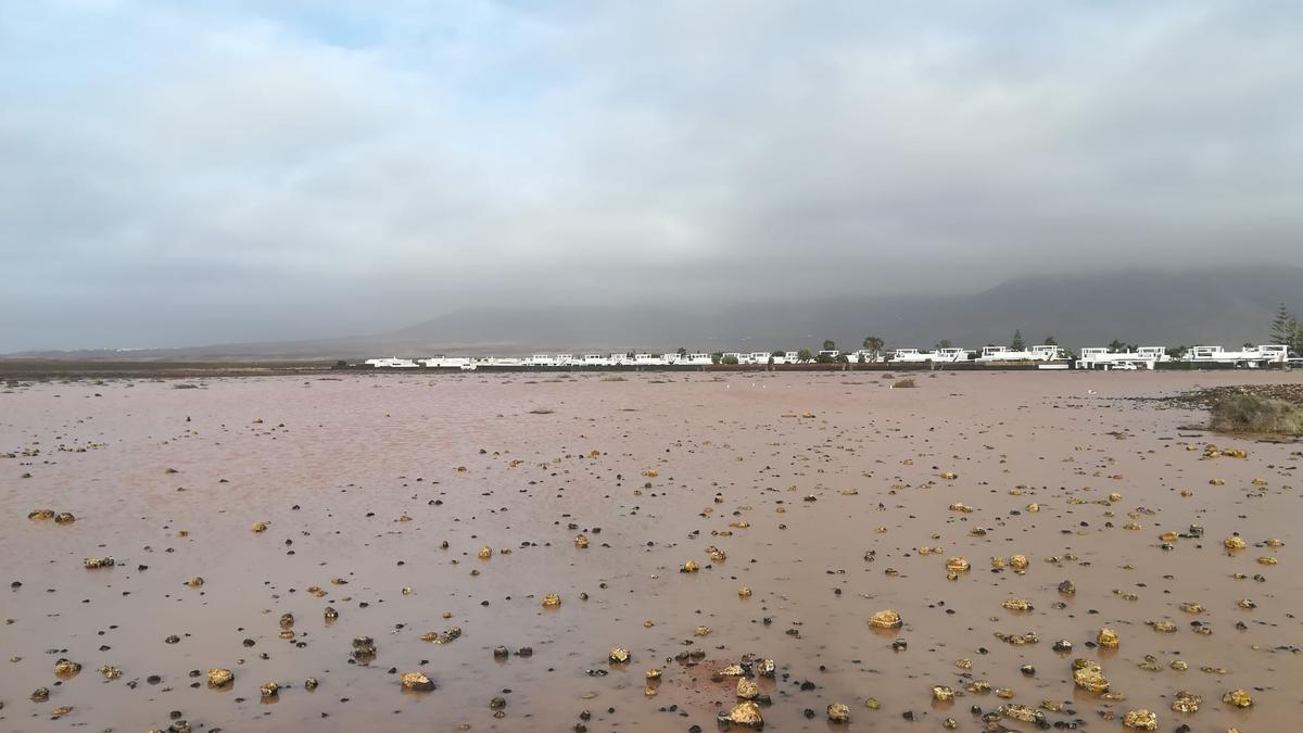 Agua corriendo en Playa Blanca