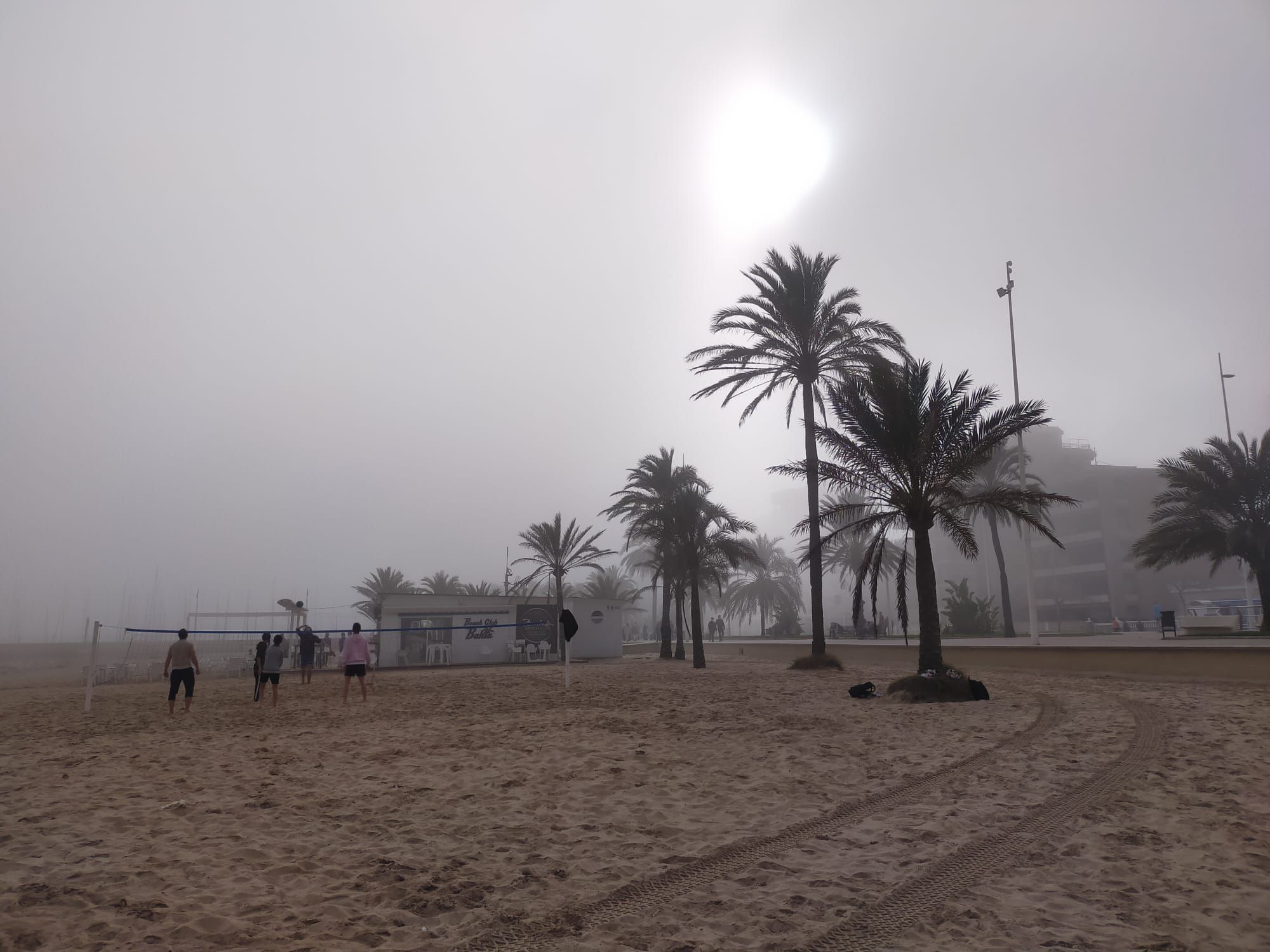 La playa de Gandia desaparece entre la niebla