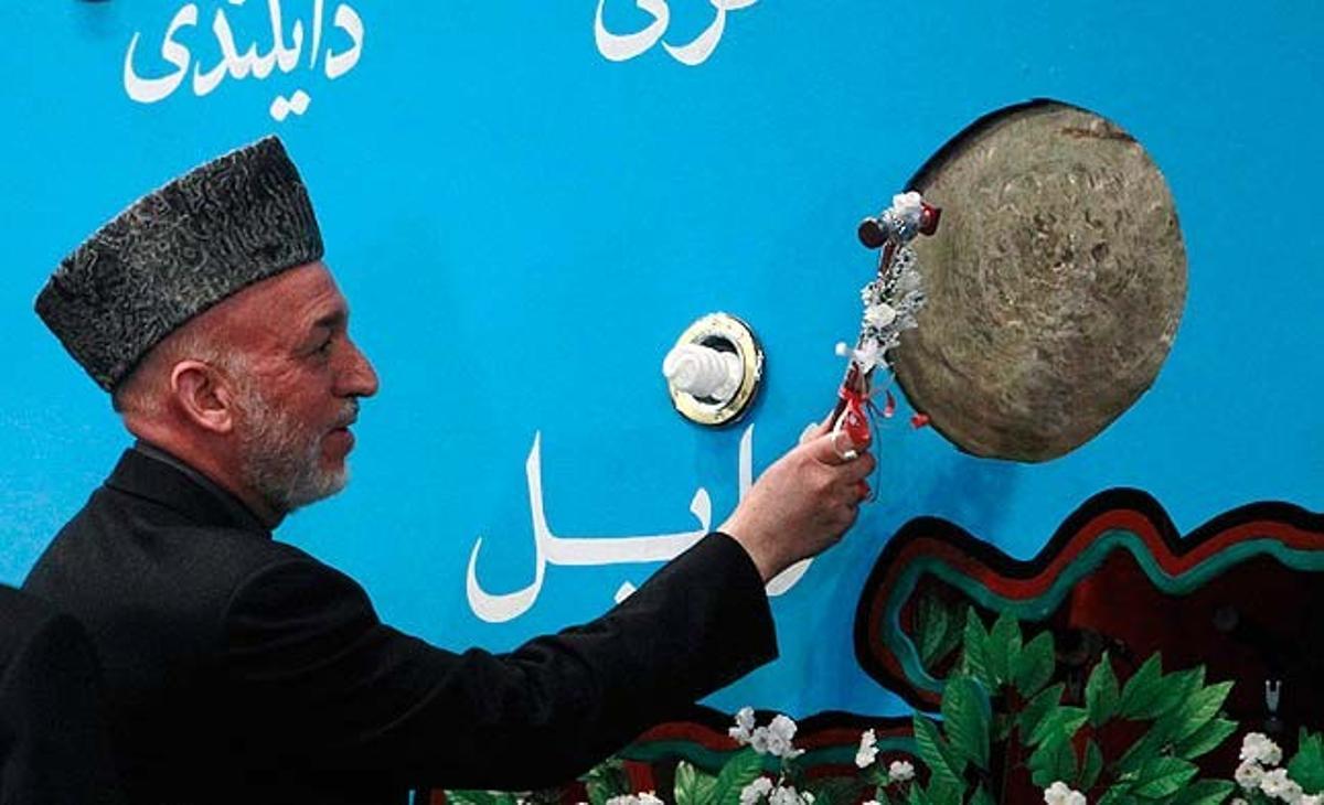 El president afganès Hamid Karzai toca el gong escolar en la cerimònia que dóna inici a l’any acadèmic, a l’escola superior Amani de Kabul (Afganistan).