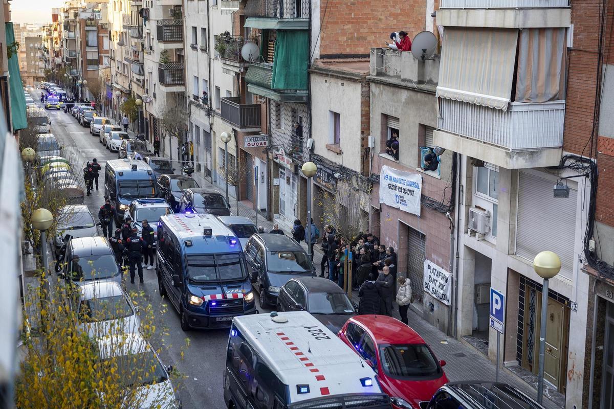 Badalona desaloja un edificio en ruinas en el que viven 8 familias