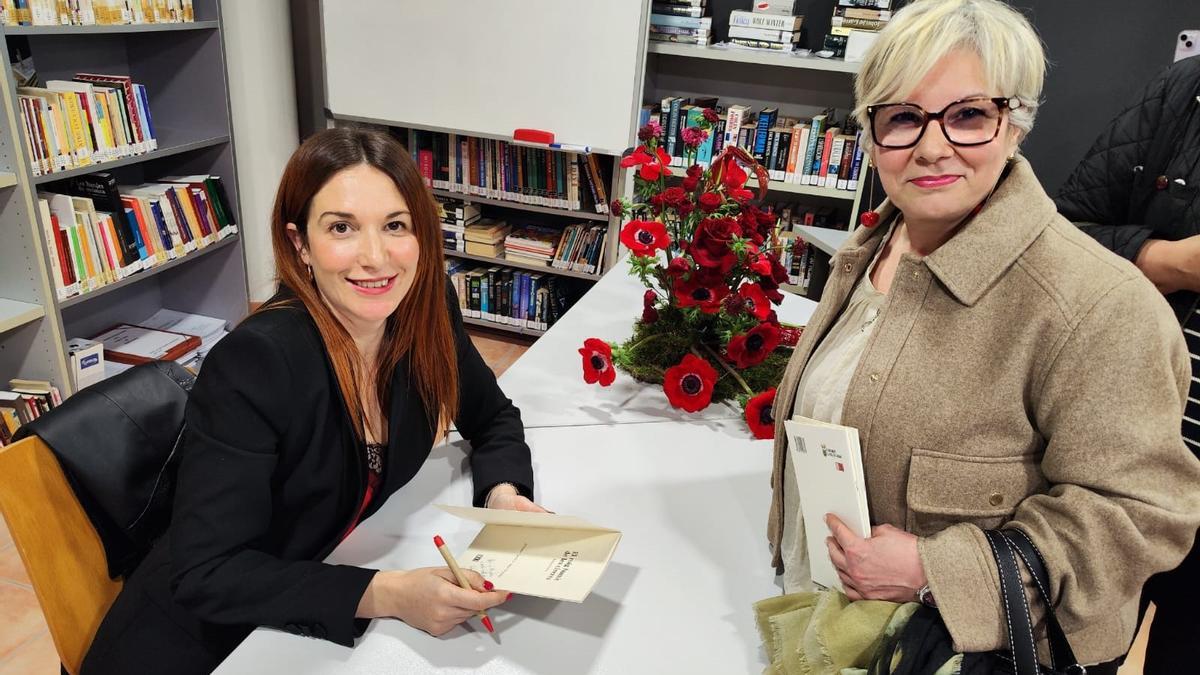 La autora firma un ejemplar de "El roig humit de les cireres"