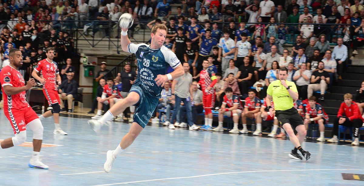 El primera línea húngaro del Frigoríficos del Morrazo, Marcell Ludman, durante una acción del encuentro del domingo ante el Horneo Alicante en O Gatañal (Cangas).