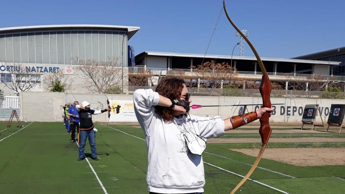 Carmen realizando un tiro con arco en el Autonómico.