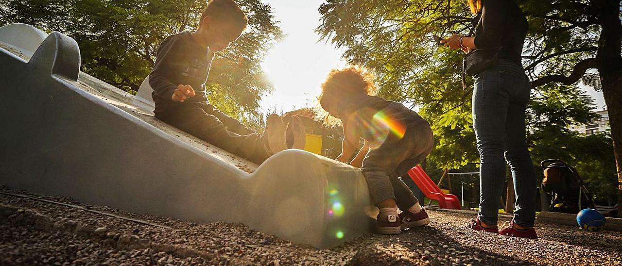 Un niño y una niña juegan en un parque de València, durante la nueva normalidad. | F. CALABUIG