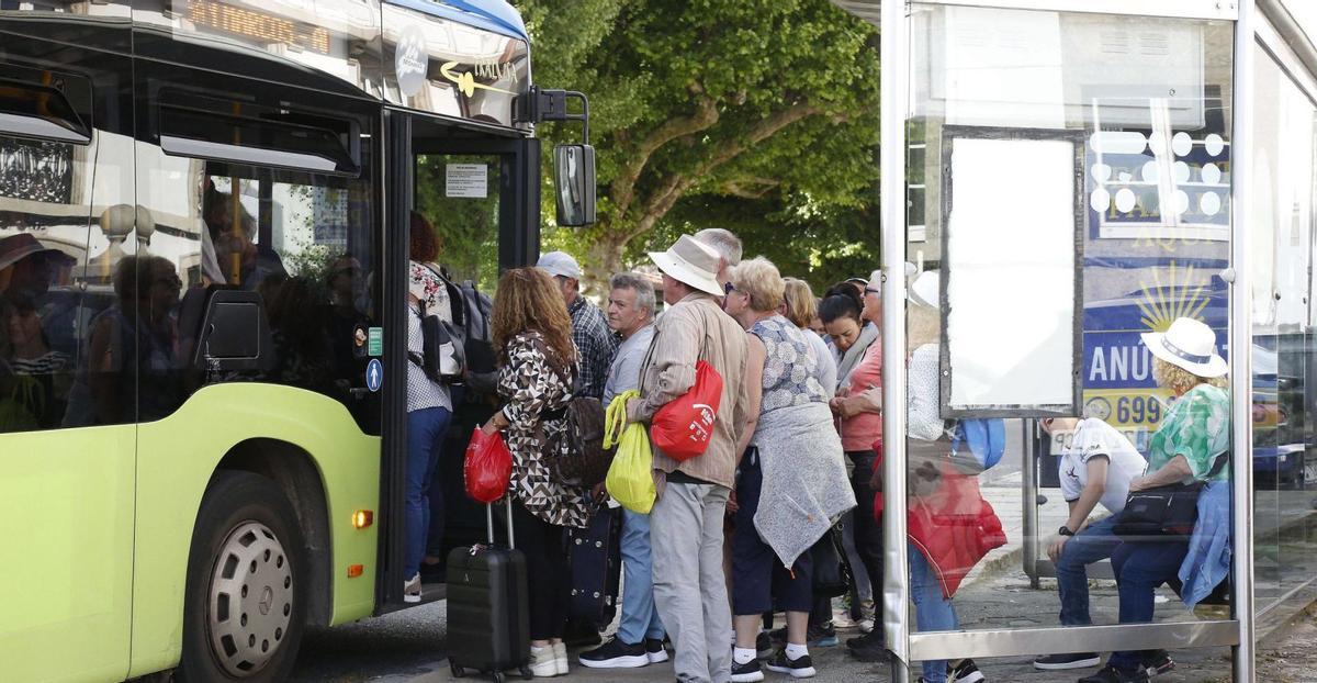 Pasajeros intentando entrar en el autobús que va al aeropuerto en la parada de San Roque /Antonio hernández