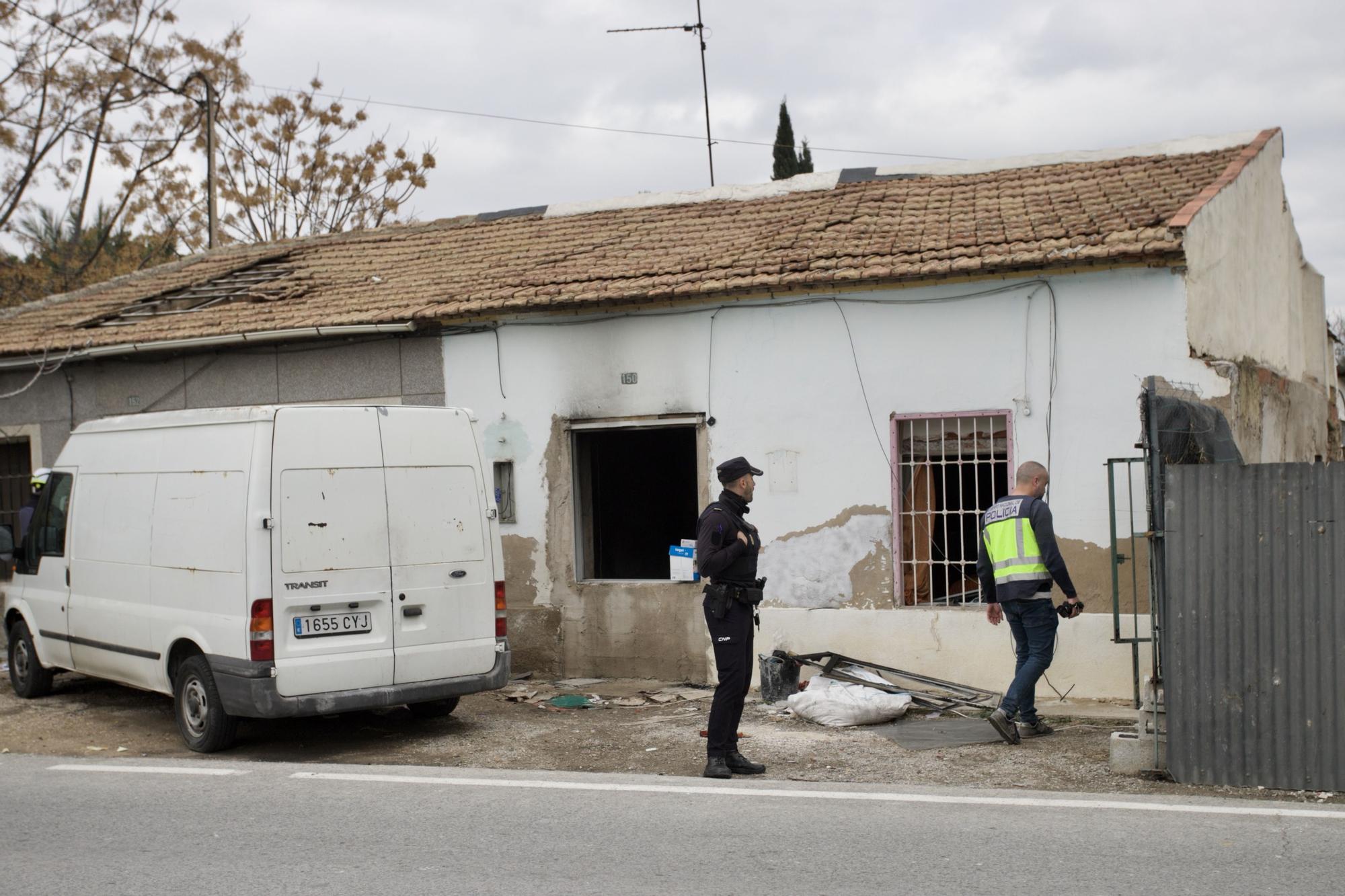 Descubren un arsenal de armas de guerra en una casa incendiada en Murcia