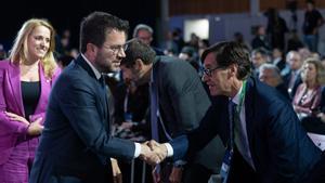 Pere Aragonès y Salvador Illa se saludan durante la 39º reunión del Cercle dEconomia.