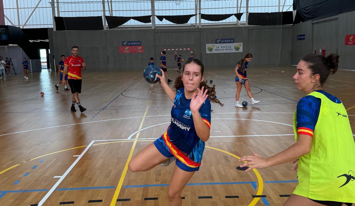 Además de balonmano, los participantes practican balonmano playa, preparación física, natación y otros deportes.