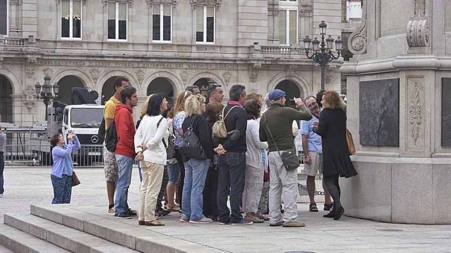 Turistas en la plaza de María Pita.