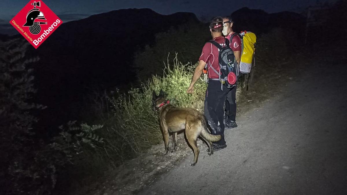 Los bomberos rastrearon con perros las sendas y caminos del escarpado Barranc de l&#039;Infern