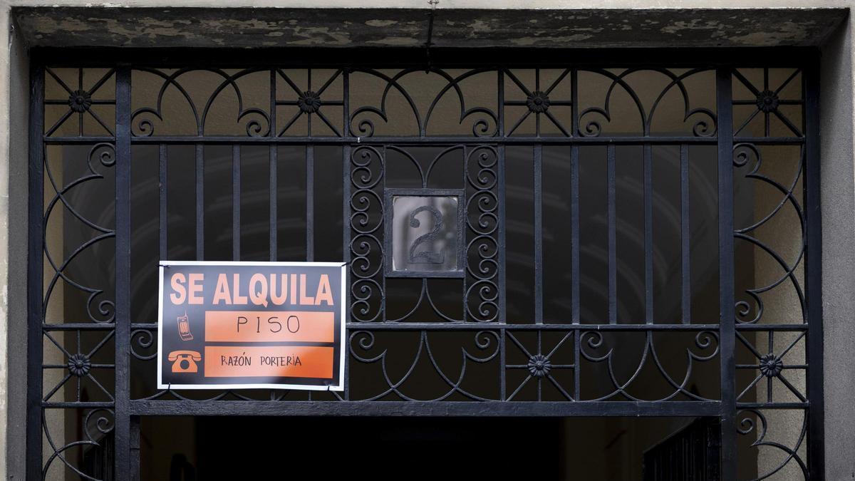 Más de 6.500 viviendas en alquiler desaparecen de los portales inmobiliarios en los días previos al decreto de vivienda, según Asval