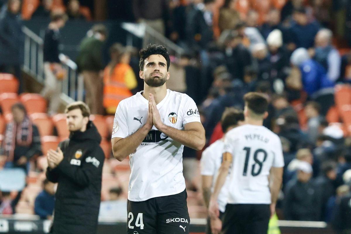 Cömert, que está jugando sus mejores partidos cuando se acerca el fin de su contrato, pide perdón a la afición