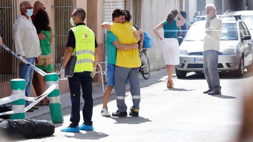 Vecinos y familiares se enteran del fallecimiento de la mujer.